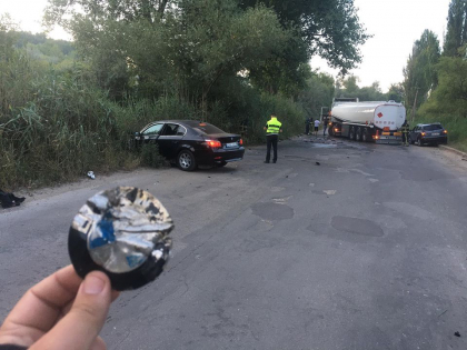 Accident grav in capitala. Un BMW facut zob, dupa ce s-a lovit cu un autocamion - FOTO