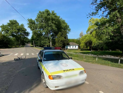 Un biciclist beat s-a lovit de masina unui echipaj de politie, la Soroca - FOTO Un biciclist beat s-a lovit de masina unui echipaj de politie, la Soroca - FOTO