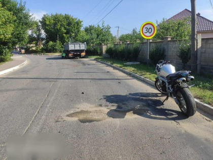 Un tanar de 20 de ani a decedat, dupa ce motocicleta pe care o conducea s-a izbit de un autocamion - FOTO