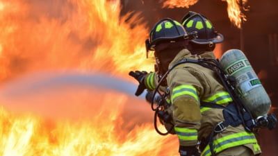 Un Mercedes a luat foc intr-un garaj din capitala. Ce spun pompierii Un Mercedes a luat foc intr-un garaj din capitala. Ce spun pompierii