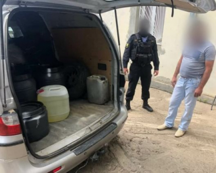 Furau ulei de pin de la o intreprindere din Germania si urmau sa il vanda unei companii cosmetologice din tara. Mai multi indivizi, retinuti de politie - FOTO
