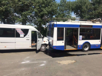 Accident in lant in capitala. Un camion s-a ciocnit cu un microbuz de ruta, care apoi a lovit un troleibuz. O femeie a ajuns la spital - VIDEO Accident in lant in capitala. Un camion s-a ciocnit cu un microbuz de ruta, care apoi a lovit un troleibuz. O femeie a ajuns la spital - VIDEO