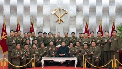 Kim Jong-un le-a daruit generalilor sai pistoale la aniversarea a 67 de ani de la incheierea razboiului intre Nord si Sud Kim Jong-un le-a daruit generalilor sai pistoale la aniversarea a 67 de ani de la incheierea razboiului intre Nord si Sud