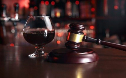 Un judecator din Odesa s-a autorecuzat dupa ce ar fi fost mituit cu bomboane si alcool - Bizlaw.md Un judecator din Odesa s-a autorecuzat dupa ce ar fi fost mituit cu bomboane si alcool - Bizlaw.md