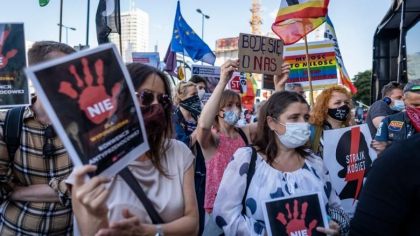 Polonia protesteaza dupa ce Comisia Europeana a blocat fonduri UE pentru zeci de orase care au adoptat rezolutii anti-LGBT Polonia protesteaza dupa ce Comisia Europeana a blocat fonduri UE pentru zeci de orase care au adoptat rezolutii anti-LGBT