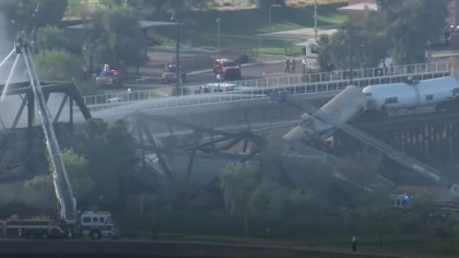Un pod s-a prabusit partial, dupa un accident feroviar produs in SUA - VIDEO