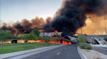 Tren deraiat si incendiu urias pe un pod din Arizona, SUA Tren deraiat si incendiu urias pe un pod din Arizona, SUA