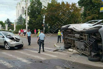 Grav accident la Tiraspol. Un microbuz de ruta s-a rasturnat, dupa ce s-a izbit intr-un Lexus. Cinci persoane au ajuns la spital - FOTO Grav accident la Tiraspol. Un microbuz de ruta s-a rasturnat, dupa ce s-a izbit intr-un Lexus. Cinci persoane au ajuns la spital - FOTO