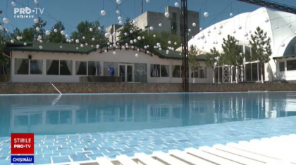 "Ne-au interzis sa inotam, insa nu si sa ne odihnim si bronzam." Cum vor activa, de astazi, unele piscine - VIDEO
