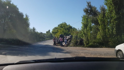 Accident la Ghidighici. Un TIR s-a rasturnat intr-un sant, dupa ce a incercat sa evite o masina care mergea cu viteza - FOTO