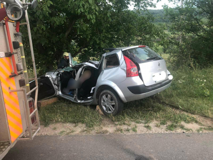 Doua persoane au murit, iar un copil de 6 ani a fost transportat la spital, dupa ce masina in care se aflau s-a izbit intr-un copac, la Calarasi - FOTO