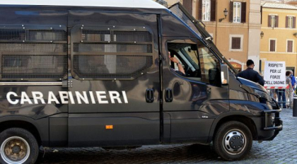 Scene ca in filme. Un roman a incercat sa fure inghetata dintr-o gelaterie din Italia, costumat ca Spiderman Scene ca in filme. Un roman a incercat sa fure inghetata dintr-o gelaterie din Italia, costumat ca Spiderman