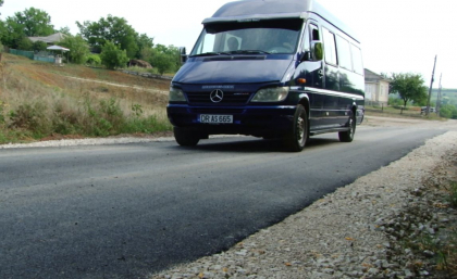 „Drumuri bune de Moldova” au ingustat carosabilul pentru a asfalta mai mult - VIDEO