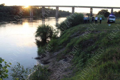 Un barbat s-a inecat in raul Nistru - FOTO Un barbat s-a inecat in raul Nistru - FOTO