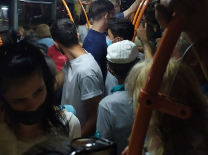 Imbulzeala intr-un troleibuz din capitala. Nici vorba de distanta sociala - FOTO