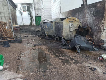 Incendiul de pe strada Hristo Botev. A luat foc un tomberon - FOTO Incendiul de pe strada Hristo Botev. A luat foc un tomberon - FOTO