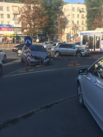 Accident pe o strada din capitala. Doua masini au fost avariate - FOTO
