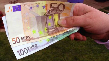 Un politist, cercetat de CNA pentru mita. Ar fi cerut 150 de euro de la un tanar pentru a-l scapa de dosar penal