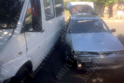 Sapte persoane au avut de suferit, dupa ce un automobil s-a ciocnit cu un microbuz, la Tiraspol - FOTO