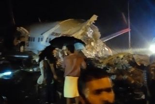 Accident aviatic in India: un avion cu 191 de persoane la bord s-a rupt in doua la aterizare - VIDEO Accident aviatic in India: un avion cu 191 de persoane la bord s-a rupt in doua la aterizare - VIDEO