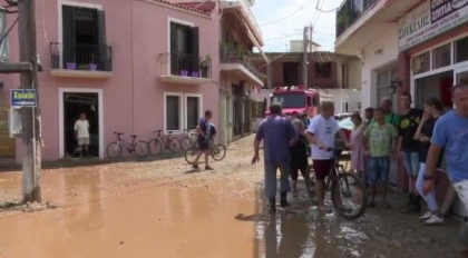 Inundatii devastatoare in insula greceasca Evia. Cinci persoane au murit Inundatii devastatoare in insula greceasca Evia. Cinci persoane au murit