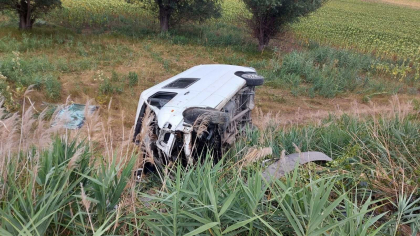 Doua microbuze s-au ciocnit violent pe soseaua Chisinau-Balti: patru persoane, printre care si o fetita de 10 ani, transportate de urgenta la spital - FOTO