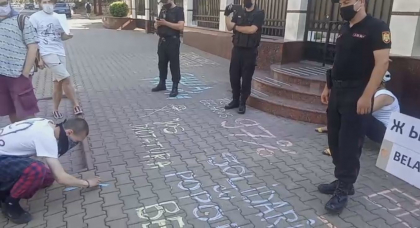 Protest la Ambasada Republicii Belarus la Chisinau. Mai multi cetateni s-au adunat pentru a sustine protestatarii din Belarus Protest la Ambasada Republicii Belarus la Chisinau. Mai multi cetateni s-au adunat pentru a sustine protestatarii din Belarus
