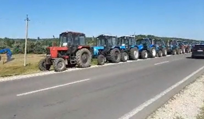 Protest la Cimislia. Agricultorii au format un rand imens de tractoare - VIDEO