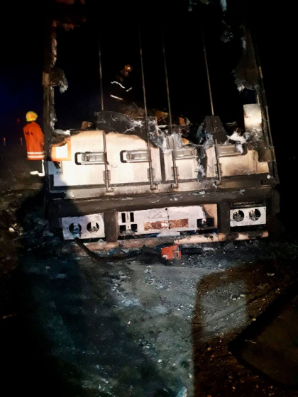 Soferul din autocamionul care a luat foc pe soseaua Chisinau - Soroca a murit carbonizat. Pompierii ofera detalii despre accident - GALERIE FOTO Soferul din autocamionul care a luat foc pe soseaua Chisinau - Soroca a murit carbonizat. Pompierii ofera detalii despre accident - GALERIE FOTO