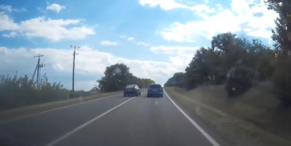 La un pas de tragedie. Un sofer era cat pe ce sa provoace un accident in timp ce era antrenat intr-o depasire neregulamentara - VIDEO