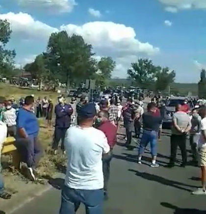 Agricultorii din sudul tarii continua sa protesteze. Zeci de persoane s-au adunat astazi pentru a protesta, blocand drumul - VIDEO