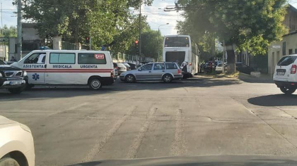 Accident in capitala cu implicarea unei ambulante. Ce spun oamenii legii