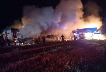 Ce spune politia despre tragicul accident de la Soroca, in care un sofer a murit dupa ce trei camioane s-au ciocnit, iar doua dintre ele au luat foc - VIDEO