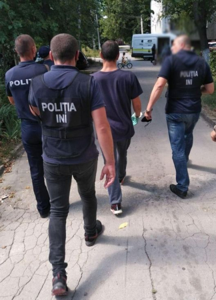 Jaf la Edinet. A intrat in casa unei batrane, i-a legat mainile si picioarele si i-a furat un portmoneu cu bani. Individul - retinut Jaf la Edinet. A intrat in casa unei batrane, i-a legat mainile si picioarele si i-a furat un portmoneu cu bani. Individul - retinut