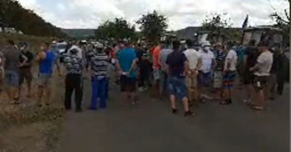 Protest la Hancesti. Sute de agricultori au blocat traseul cu tractoare - VIDEO Protest la Hancesti. Sute de agricultori au blocat traseul cu tractoare - VIDEO