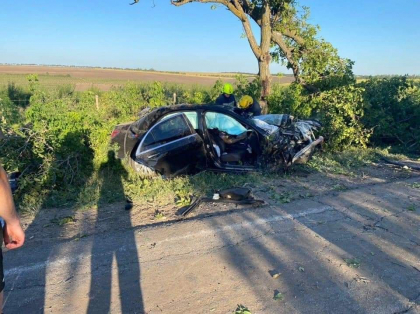 Accident tragic la Anenii Noi. Un barbat a murit, iar alte doua persoane au fost transportate la spital in stare grava, dupa ce masina in care se aflau s-a izbit intr-un copac- FOTO Accident tragic la Anenii Noi. Un barbat a murit, iar alte doua persoane au fost transportate la spital in stare grava, dupa ce masina in care se aflau s-a izbit intr-un copac- FOTO