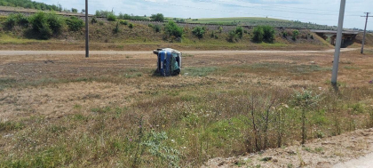 O masina a zburat de pe sosea si s-a rasturnat pe un camp din Pirlita: pasagera - transportata la spital - FOTO