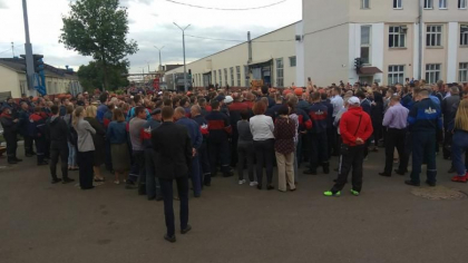 Lucrurile se complica pentru Aleksandr Lukasenko. Mii de muncitori de la uzine de stat ies la proteste si cer repetarea alegerilor Lucrurile se complica pentru Aleksandr Lukasenko. Mii de muncitori de la uzine de stat ies la proteste si cer repetarea alegerilor