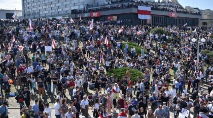 Mii de oameni au iesit din nou in strada la Minsk. Altar ridicat pentru tanarul care a murit la protestul de luni Mii de oameni au iesit din nou in strada la Minsk. Altar ridicat pentru tanarul care a murit la protestul de luni
