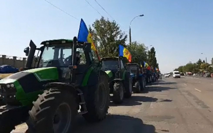 Protestul agricultorilor continua si astazi: s-au aliniat pe marginea drumului si claxoneaza in semn de protest - VIDEO