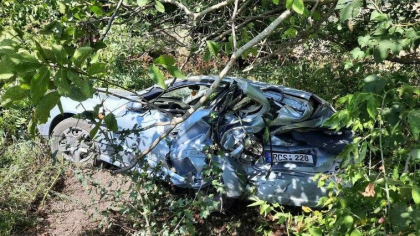 Patru persoane, dintre care o minora, au fost transportate la spital, dupa ce masinile in care se aflau s-au ciocnit violent, iar una dintre acestea a ajuns intr-un sant Patru persoane, dintre care o minora, au fost transportate la spital, dupa ce masinile in care se aflau s-au ciocnit violent, iar una dintre acestea a ajuns intr-un sant