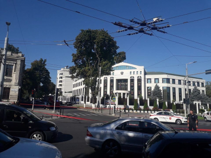 Alerta cu bomba la sediul Ambasadei Federatiei Ruse la Chisinau. Specialistii sunt la fata locului Alerta cu bomba la sediul Ambasadei Federatiei Ruse la Chisinau. Specialistii sunt la fata locului