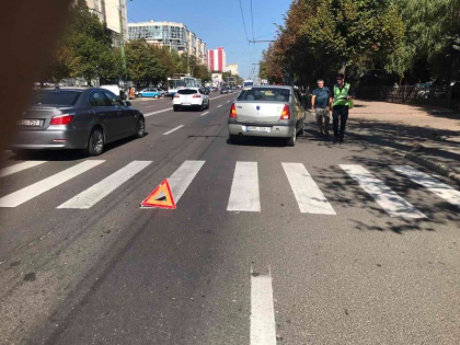 O tanara a ajuns la spital, dupa ce a fost lovita in plin de o masina de taxi pe o strada din capitala. Ce spune politia - FOTO