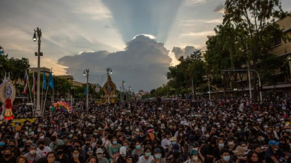 Monarhia de drept divin si guvernul militar din Thailanda, sub asediul protestelor: 10.000 de oameni au iesit in strada in Bangkok