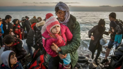 NYT: Guvernul grec ar fi expulzat peste o mie de refugiati, abandonandu-i pe mare in barci gonflabile NYT: Guvernul grec ar fi expulzat peste o mie de refugiati, abandonandu-i pe mare in barci gonflabile
