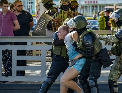 Urmele luptei pentru libertate. Marturia tanarului protestar Alexei, batut crunt de garzile presedintelui din Belarus