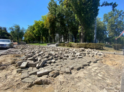 Au inceput lucrarile de reparatie a trotuarului din preajma Guvernului. Cati bani va cheltui municipalitatea Au inceput lucrarile de reparatie a trotuarului din preajma Guvernului. Cati bani va cheltui municipalitatea