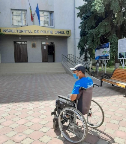 S-a dat drept persoana cu dizabilitati fizice pentru a cersi bani. Un tanar de 18 ani - retinut de oamenii legii - FOTO S-a dat drept persoana cu dizabilitati fizice pentru a cersi bani. Un tanar de 18 ani - retinut de oamenii legii - FOTO