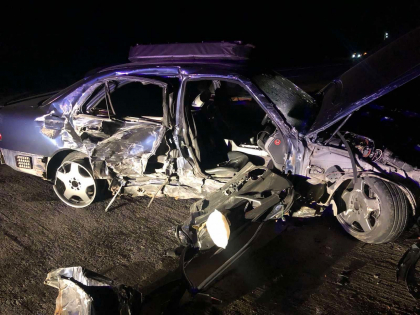 Accident grav la iesirea din Chisinau. Un Mercedes facut zob, dupa ce s-a lovit puternic cu un camion. O persoana - la spital - FOTO Accident grav la iesirea din Chisinau. Un Mercedes facut zob, dupa ce s-a lovit puternic cu un camion. O persoana - la spital - FOTO