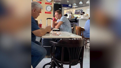 Momentul in care Alexei Navalinii ar fi fost otravit. Acesta a fost surprins cum bea ceai intr-o cafenea din aeroport Momentul in care Alexei Navalinii ar fi fost otravit. Acesta a fost surprins cum bea ceai intr-o cafenea din aeroport